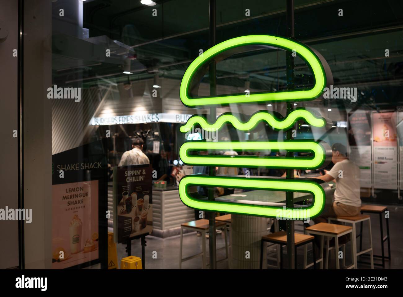 Hong Kong, Chine - 21 septembre 2025 : gros plan du logo Shake Shack hamburger au restaurant de l'IFC Mall. Banque D'Images
