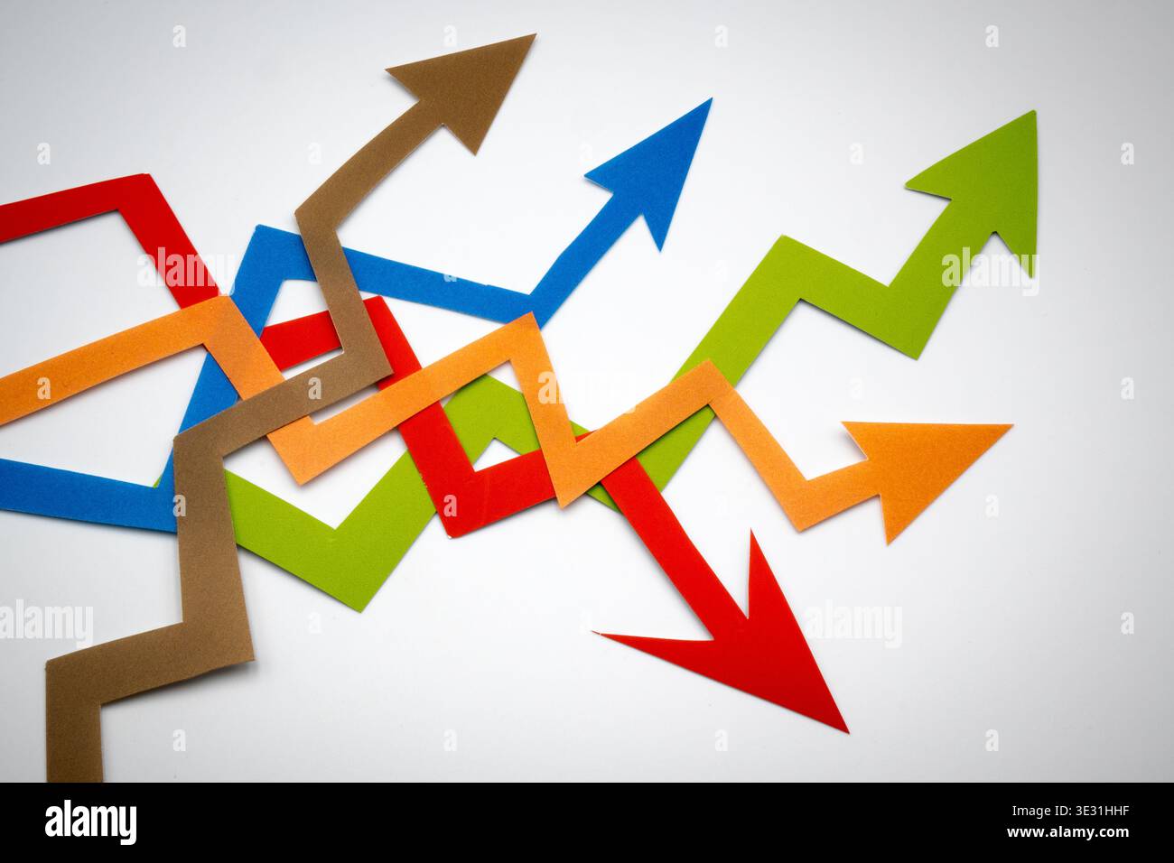 Flèches colorées, visualisations montrant les relations de direction, de changement ou de croissance/diminution entre les données à l'aide de vecteurs. Banque D'Images