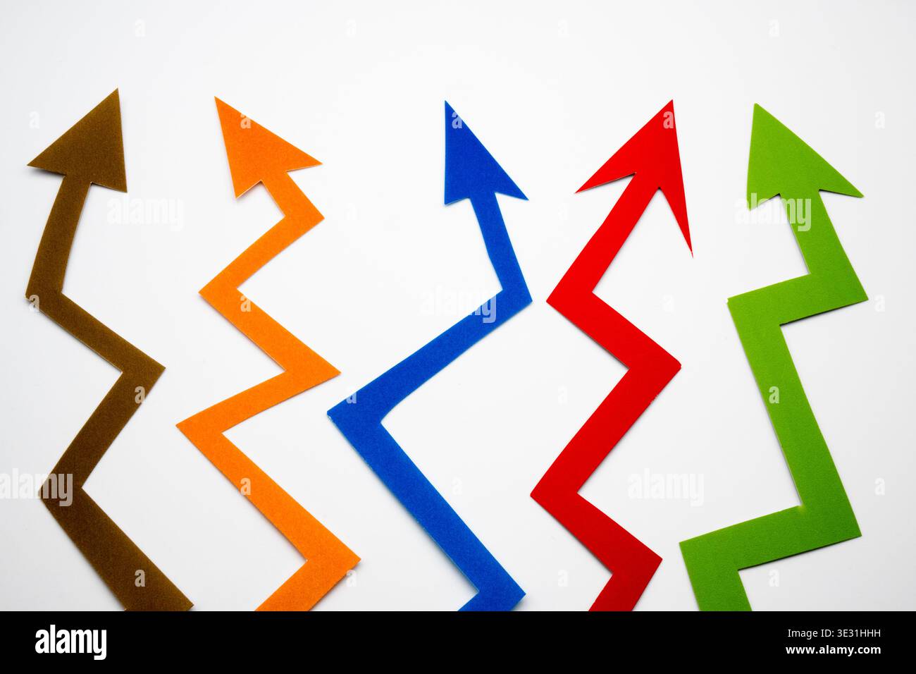 Flèches colorées, visualisations montrant les relations de direction, de changement ou de croissance/diminution entre les données à l'aide de vecteurs. Banque D'Images
