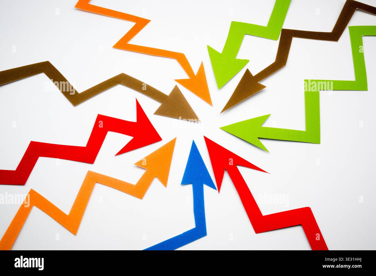 Flèches colorées, visualisations montrant les relations de direction, de changement ou de croissance/diminution entre les données à l'aide de vecteurs. Banque D'Images