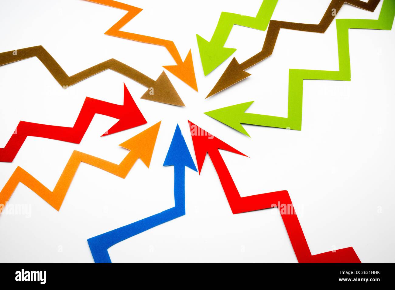 Flèches colorées, visualisations montrant les relations de direction, de changement ou de croissance/diminution entre les données à l'aide de vecteurs. Banque D'Images