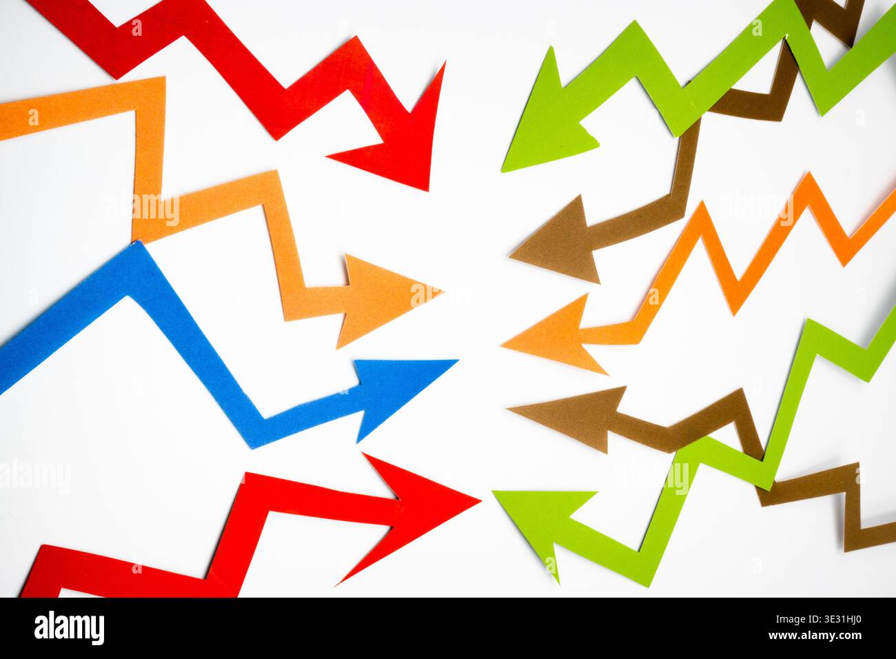 Flèches colorées, visualisations montrant les relations de direction, de changement ou de croissance/diminution entre les données à l'aide de vecteurs. Banque D'Images