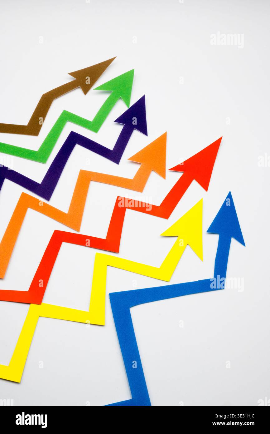 Flèches colorées, visualisations montrant les relations de direction, de changement ou de croissance/diminution entre les données à l'aide de vecteurs. Banque D'Images