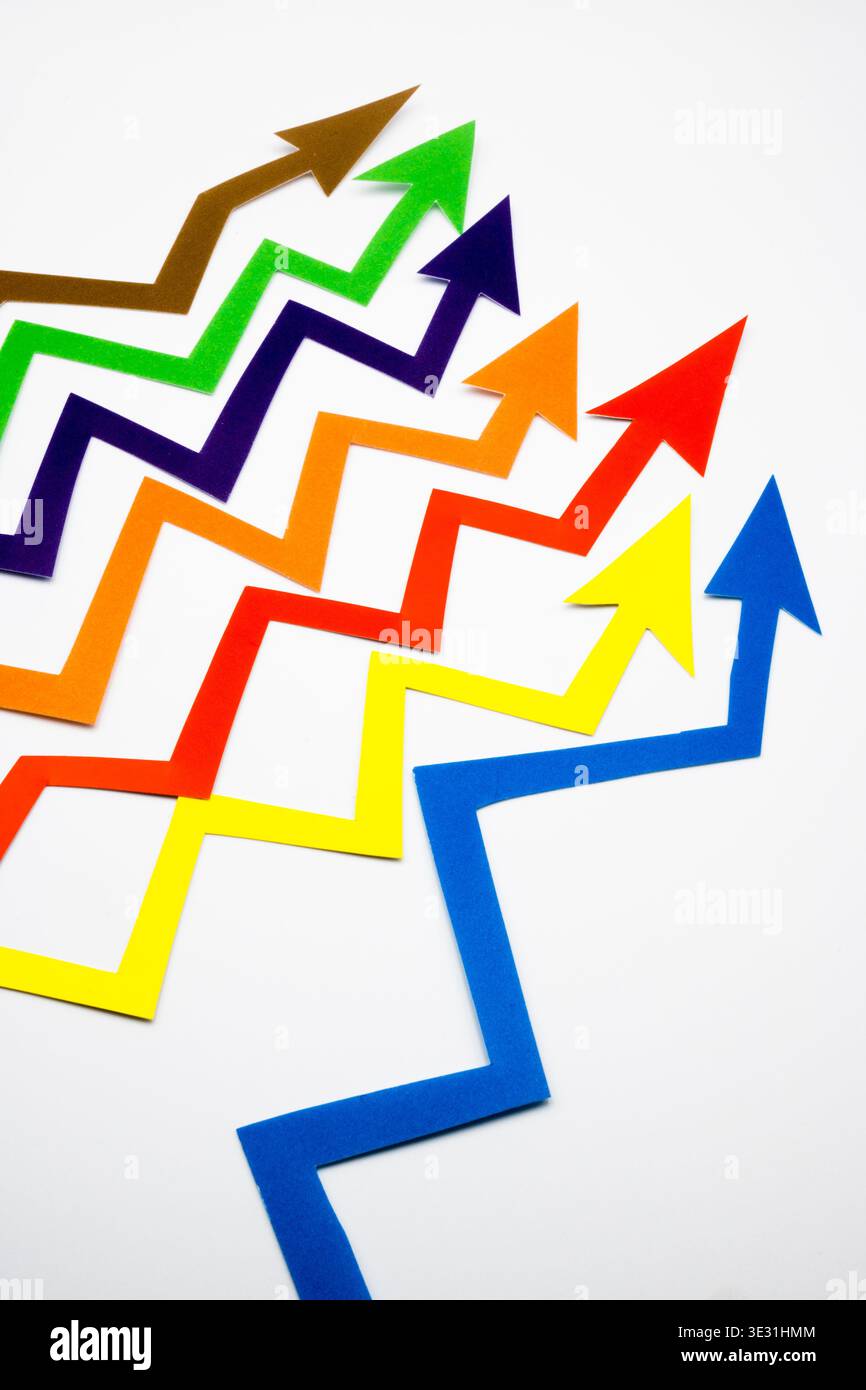 Flèches colorées, visualisations montrant les relations de direction, de changement ou de croissance/diminution entre les données à l'aide de vecteurs. Banque D'Images