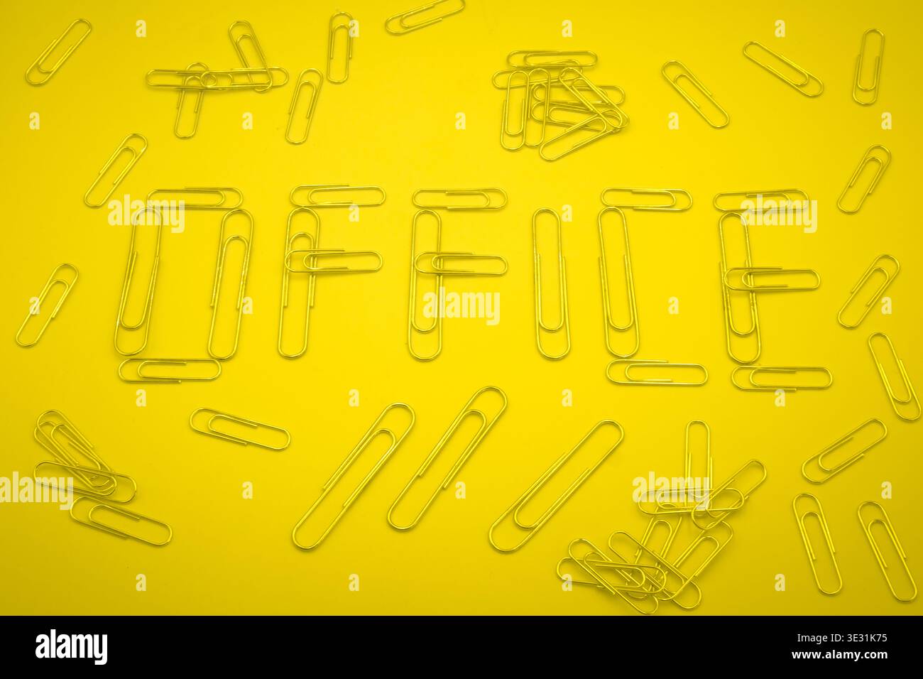 Office, un mot fait de trombones. Banque D'Images