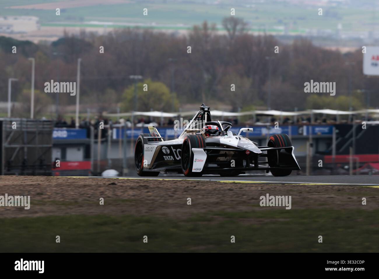 Madrid, Espagne. 20 mars 2026. Mitch Evans de Jaguar TCS Formula E Team conduit en essais libres 1 au Circuito del Jarama lors du week-end E-Prix de formule E Cupra Raval Madrid le 20 mars 2026 à Madrid, Espagne. Banque D'Images