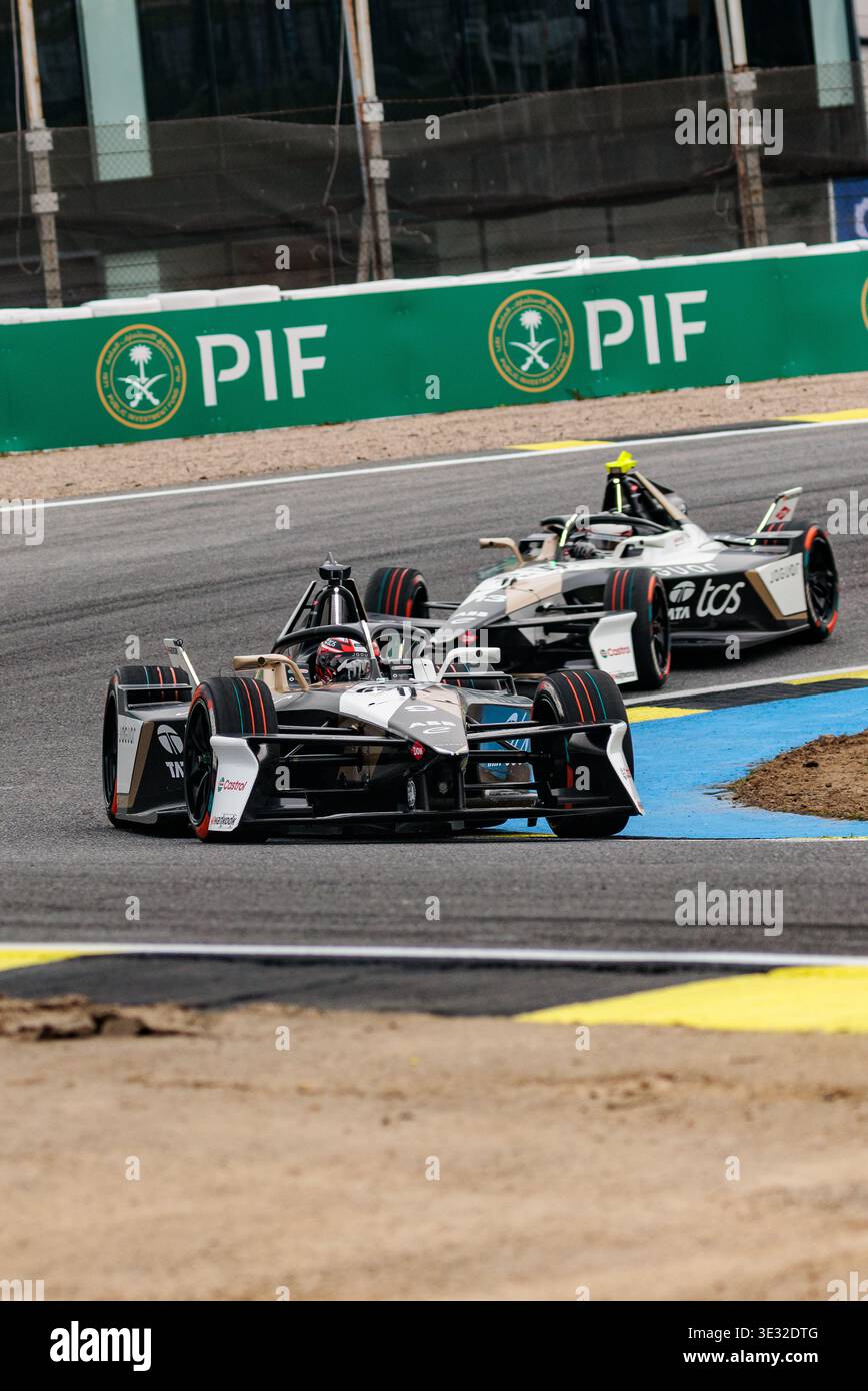 Madrid, Espagne. 20 mars 2026. Mitch Evans de Jaguar TCS Formula E Team et António Félix da Costa de Jaguar TCS Formula E Team conduisent en essais libres 1 au Circuito del Jarama lors du week-end E Formula E Prix Cupra Raval Madrid le 20 mars 2026 à Madrid, Espagne. Banque D'Images