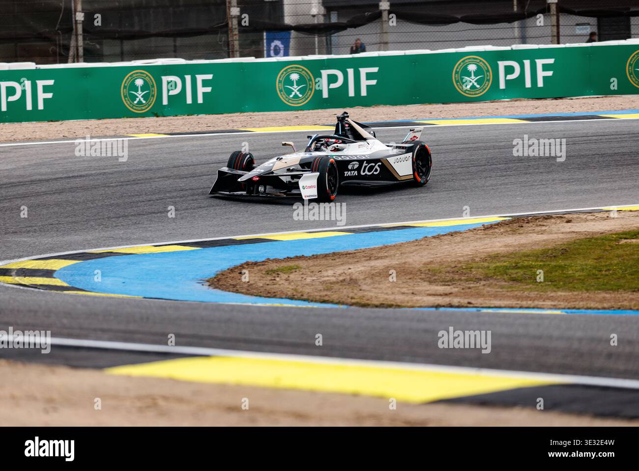 Madrid, Espagne. 20 mars 2026. Mitch Evans de Jaguar TCS Formula E Team conduit en essais libres 1 au Circuito del Jarama lors du week-end E-Prix de formule E Cupra Raval Madrid le 20 mars 2026 à Madrid, Espagne. Banque D'Images