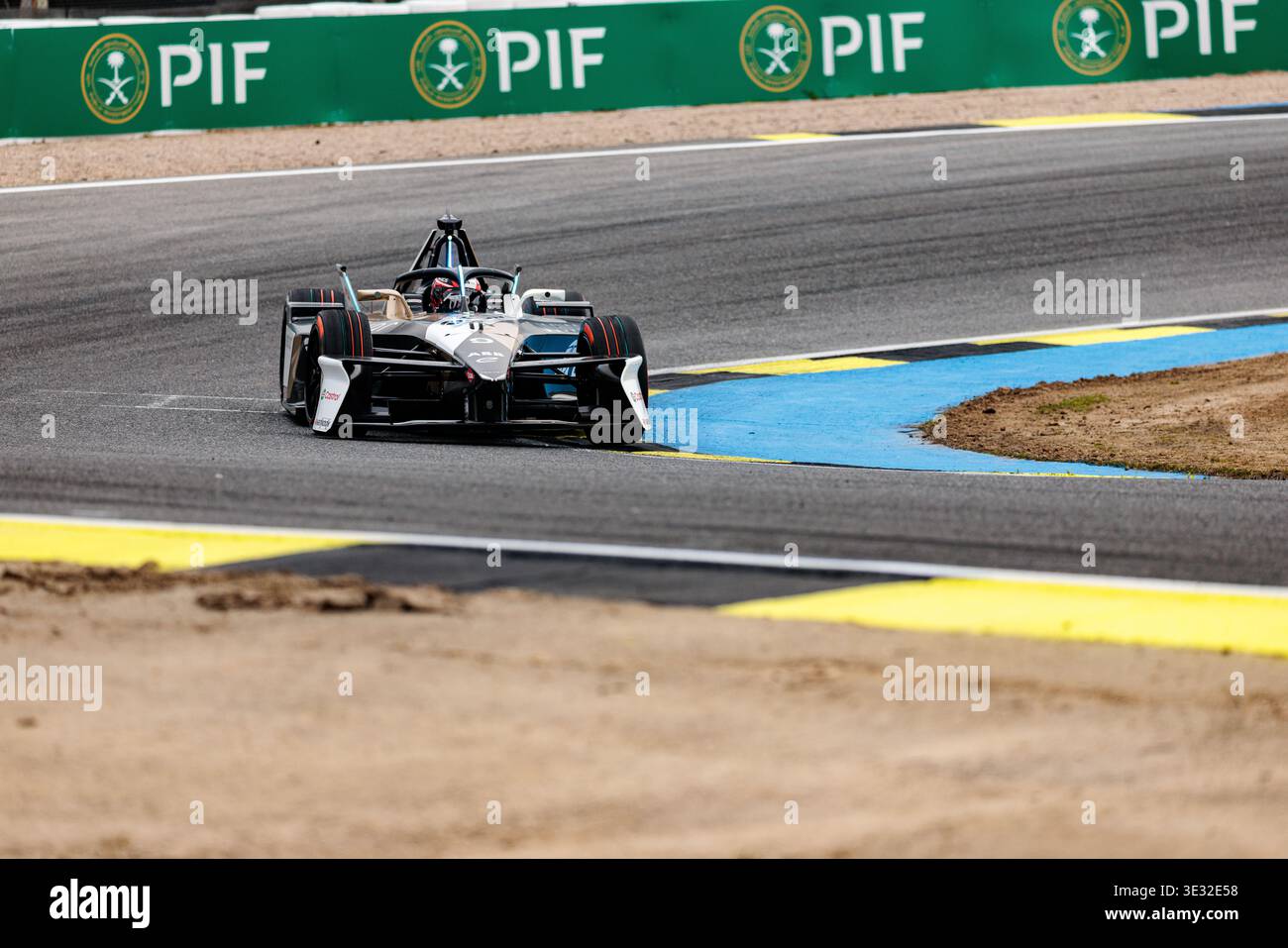 Madrid, Espagne. 20 mars 2026. Mitch Evans de Jaguar TCS Formula E Team conduit en essais libres 1 au Circuito del Jarama lors du week-end E-Prix de formule E Cupra Raval Madrid le 20 mars 2026 à Madrid, Espagne. Banque D'Images