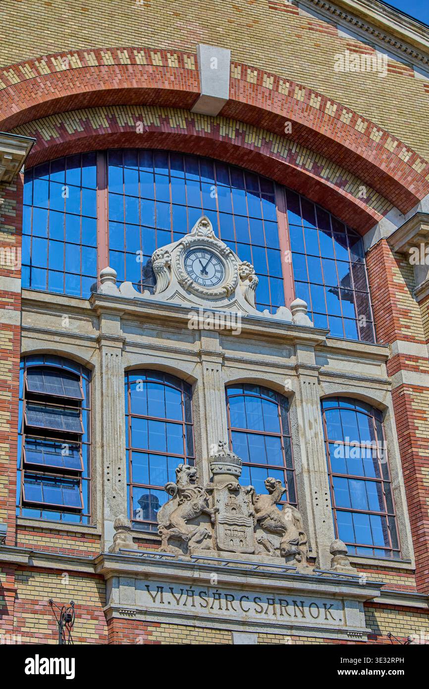 Station de tramway et étals de marché devant le Grand Market Hall ou Central Market Hall, c'est le plus grand et le plus ancien marché intérieur à Budapest, Hongrie Banque D'Images