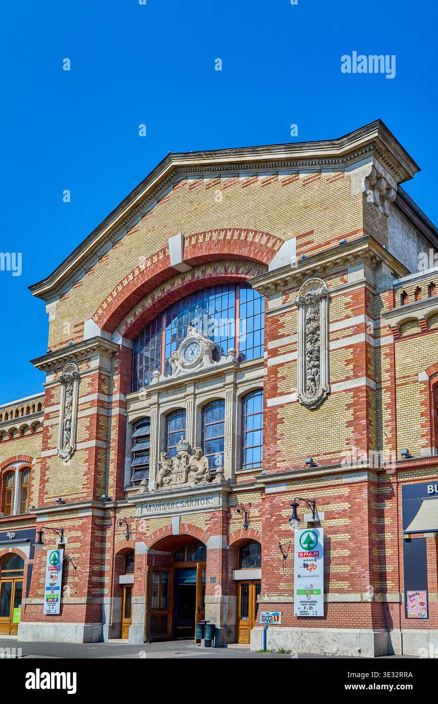 Station de tramway et étals de marché devant le Grand Market Hall ou Central Market Hall, c'est le plus grand et le plus ancien marché intérieur à Budapest, Hongrie Banque D'Images