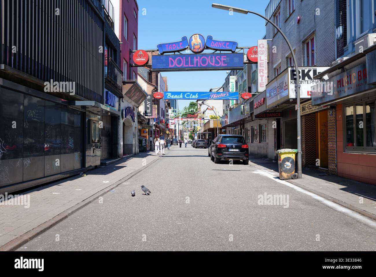 Vue sur la rue grosse Freiheit pendant la journée. Partie du quartier Pauli à Hambourg et célèbre pour ses discothèques et ses entreprises de divertissement Banque D'Images