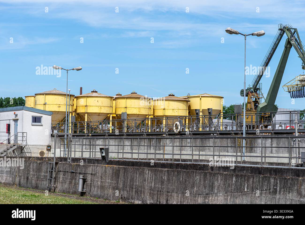Silos industriels et grande grue pour le transbordement de matériaux en vrac dans une installation portuaire Banque D'Images