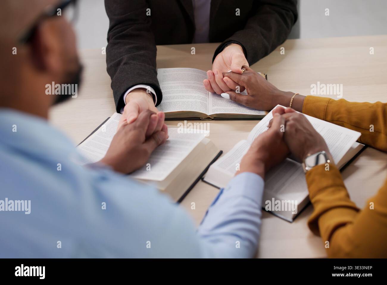 Le Groupe diversifié se réunit dans la foi, la prière, la lecture et le partage de la paix ensemble. Une femme dirige le culte tandis qu'Un homme conseille Banque D'Images