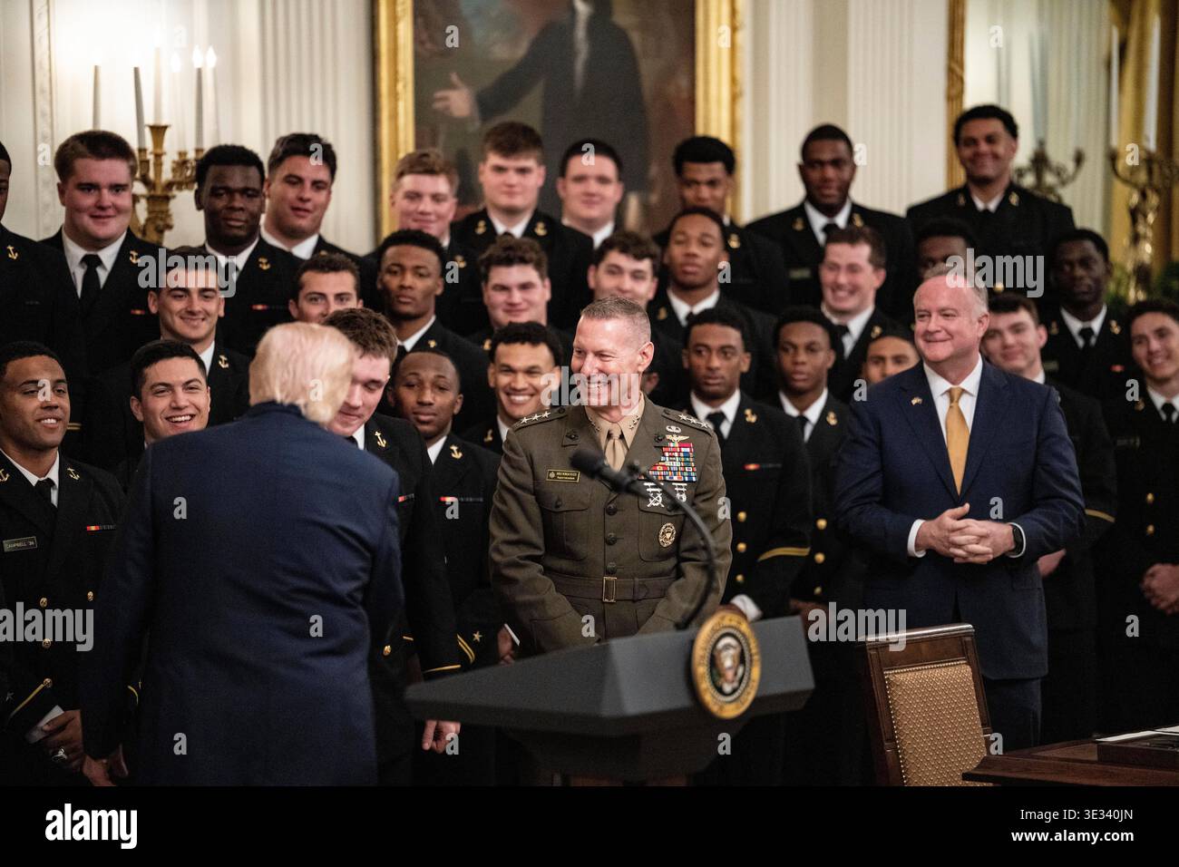 Le lieutenant-général Michael J. Borgschulte du corps des Marines des États-Unis, le 66e surintendant de l'Académie navale des États-Unis, regarde le président américain Donald J Trump remettre le Trophée du commandant en chef (CIC Trophy) à l'équipe de football des Midshipmen de l'Académie navale des États-Unis lors d'une cérémonie dans la salle est de la Maison Blanche à Washington, DC, États-Unis, le vendredi 20 mars, 2026. le trophée est décerné au vainqueur de chaque saison de la série de football universitaire américain parmi les équipes des Midshipmen, des US Military Academy Army Black Knights et des US Air Force Academy Falcons. Crédit : Andrew Thomas/CNP Banque D'Images