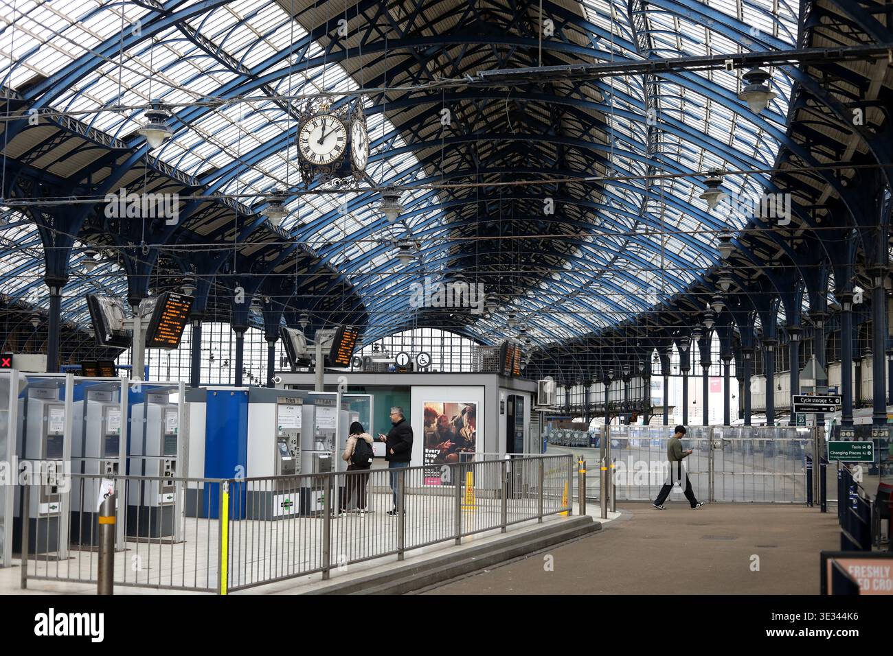 Vue générale de Brighton train Station toit en fer travaillé, Brighton, East Sussex, Royaume-Uni. Banque D'Images