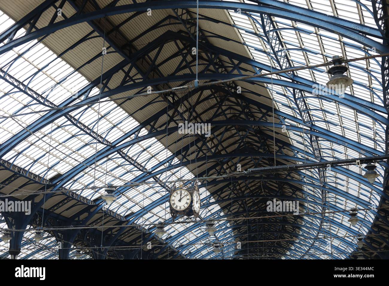 Vue générale de Brighton train Station toit en fer travaillé, Brighton, East Sussex, Royaume-Uni. Banque D'Images