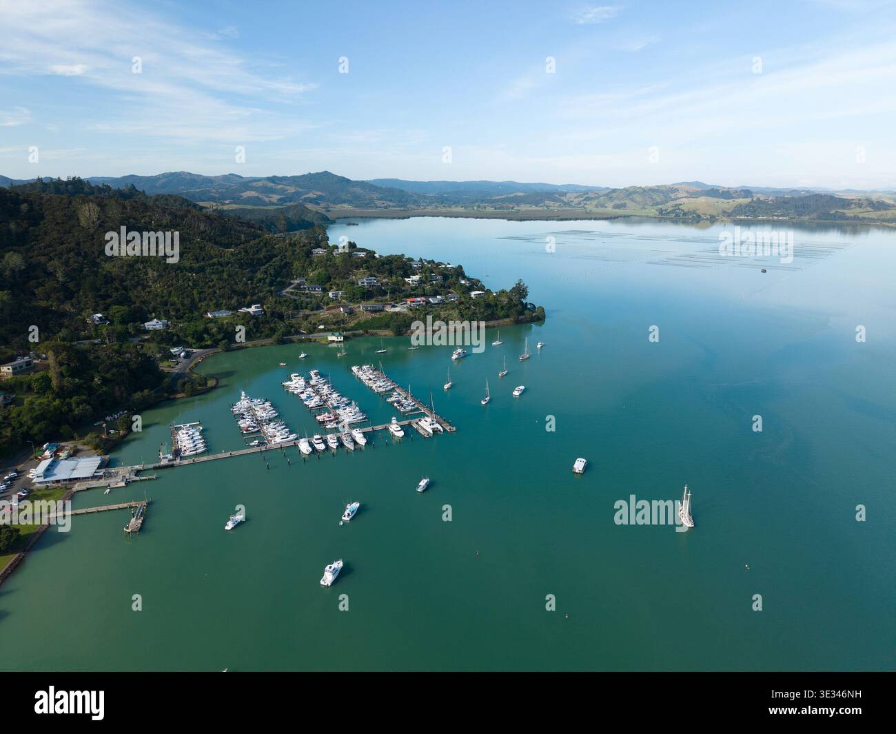 Vue aérienne des bateaux dans le port de Whangaroa, Northland, Nouvelle-Zélande Banque D'Images
