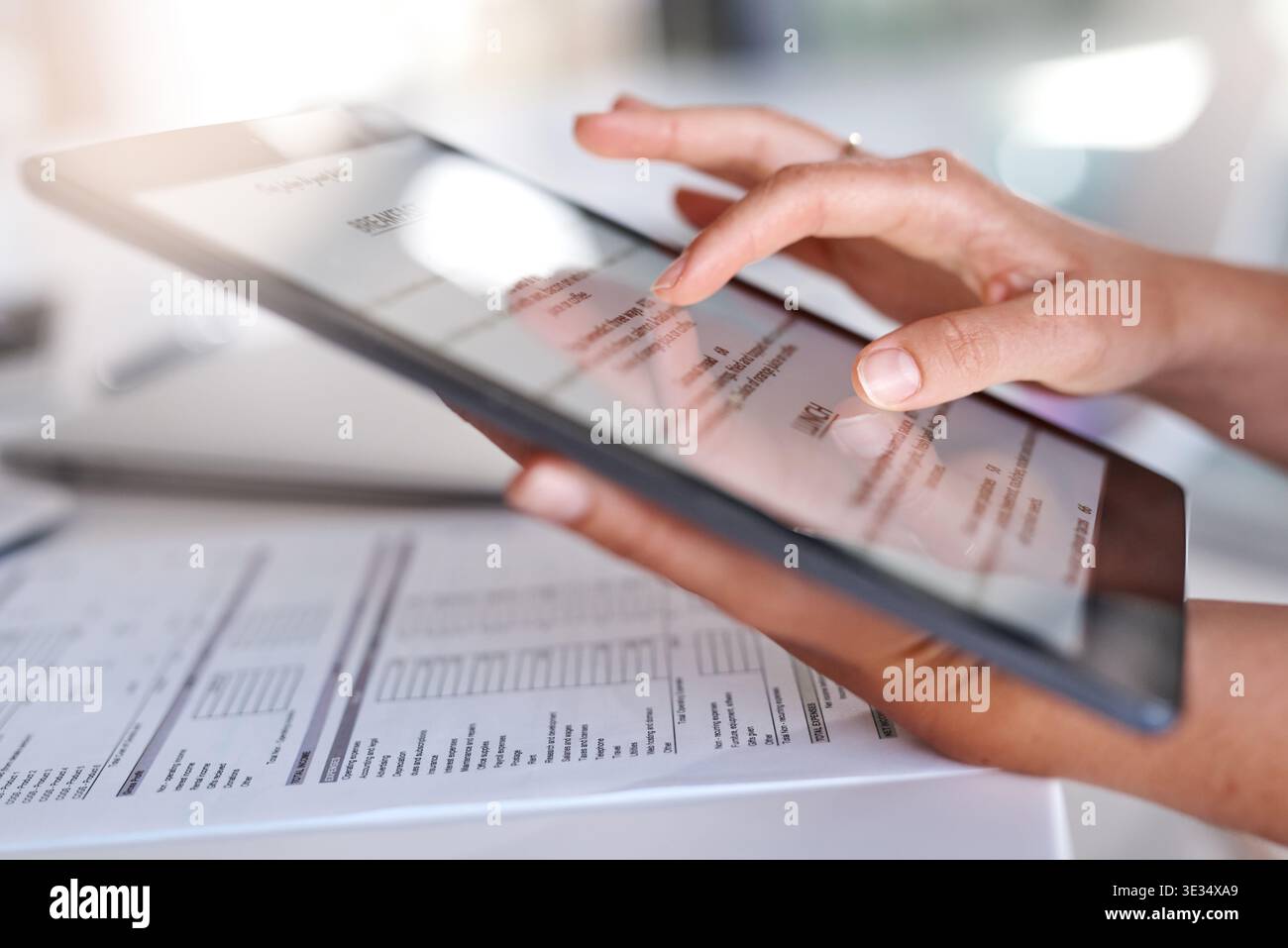 Menu, écran de tablette et mains de personne au bureau pour la livraison de nourriture, les achats en ligne et la recherche. Application de plan de repas, options de cafétéria numérique et client Banque D'Images