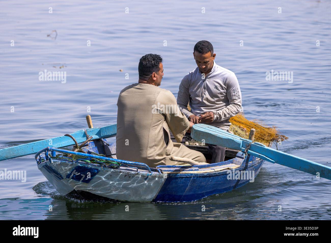 Pêcheurs sur le Nil à Louxor, Egypte Banque D'Images