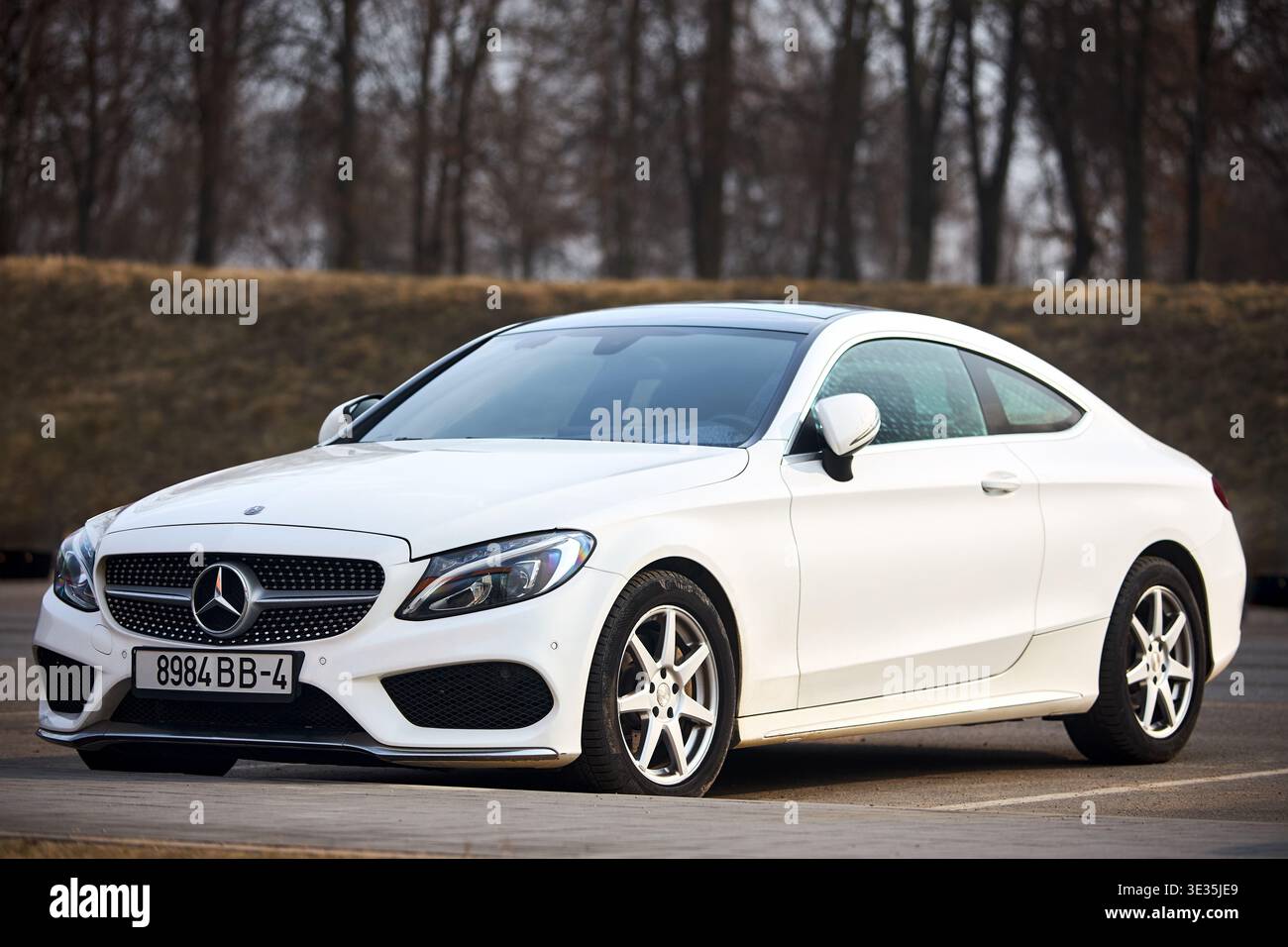 Minsk, Biélorussie - 17 mars 2026 : Mercedes classe C coupé quatrième génération C205 classe C produite par Mercedes-Benz garée dans la rue Banque D'Images