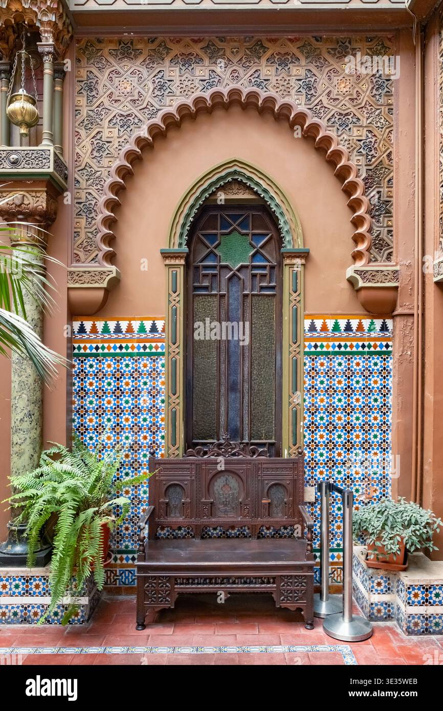 Fenêtre néo-mauresque complexe et mur carrelé à Casa do Alentejo Banque D'Images