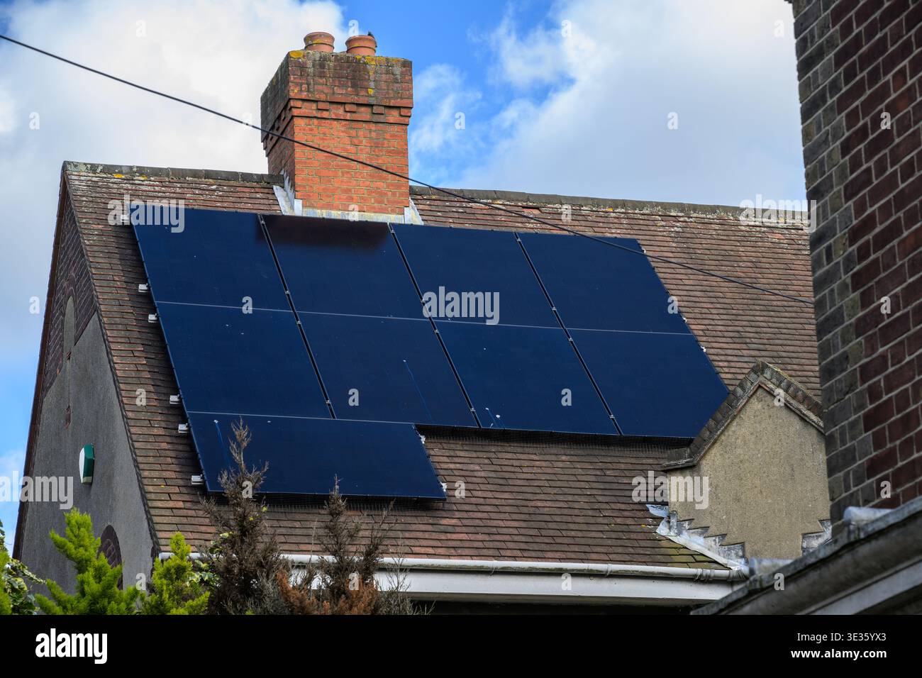 Toit de maison résidentielle équipé de panneaux solaires produisant de l'énergie renouvelable propre, un mode de vie durable et un concept de maison écologique. Banque D'Images