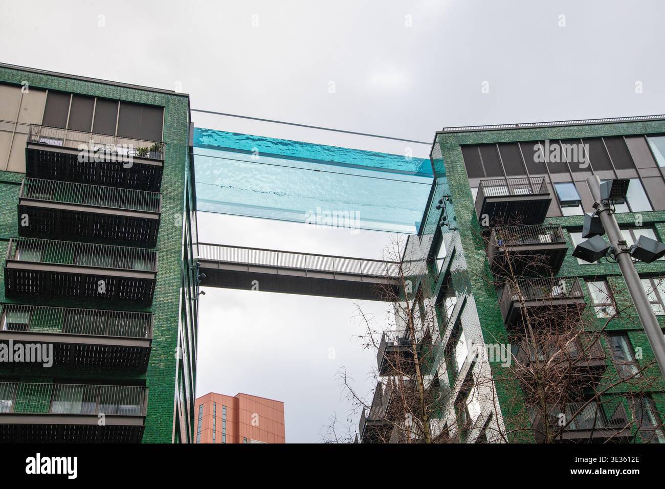Vue sur Sky Pool à Nine Elms, Wandsworth, piscine transparente sur le toit entre les bâtiments dans le développement moderne de Londres. Banque D'Images