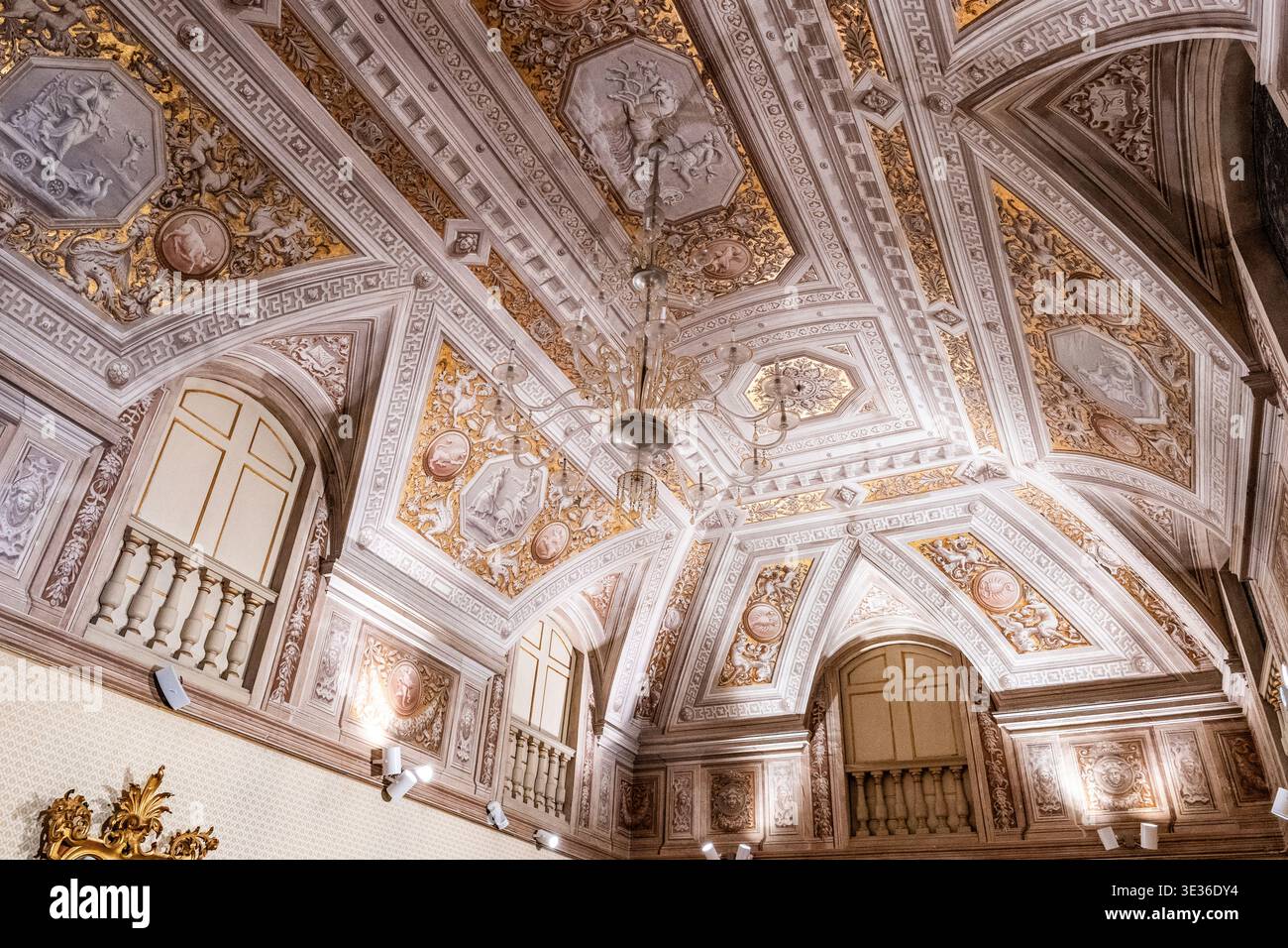Sala Goldoni (Goldoniana) une ancienne salle de bal avec faux plafond en stuc doré dans le Palazzo Gallenga Stuart, aujourd'hui Université pour étrangers de Pérouse, Italie Banque D'Images