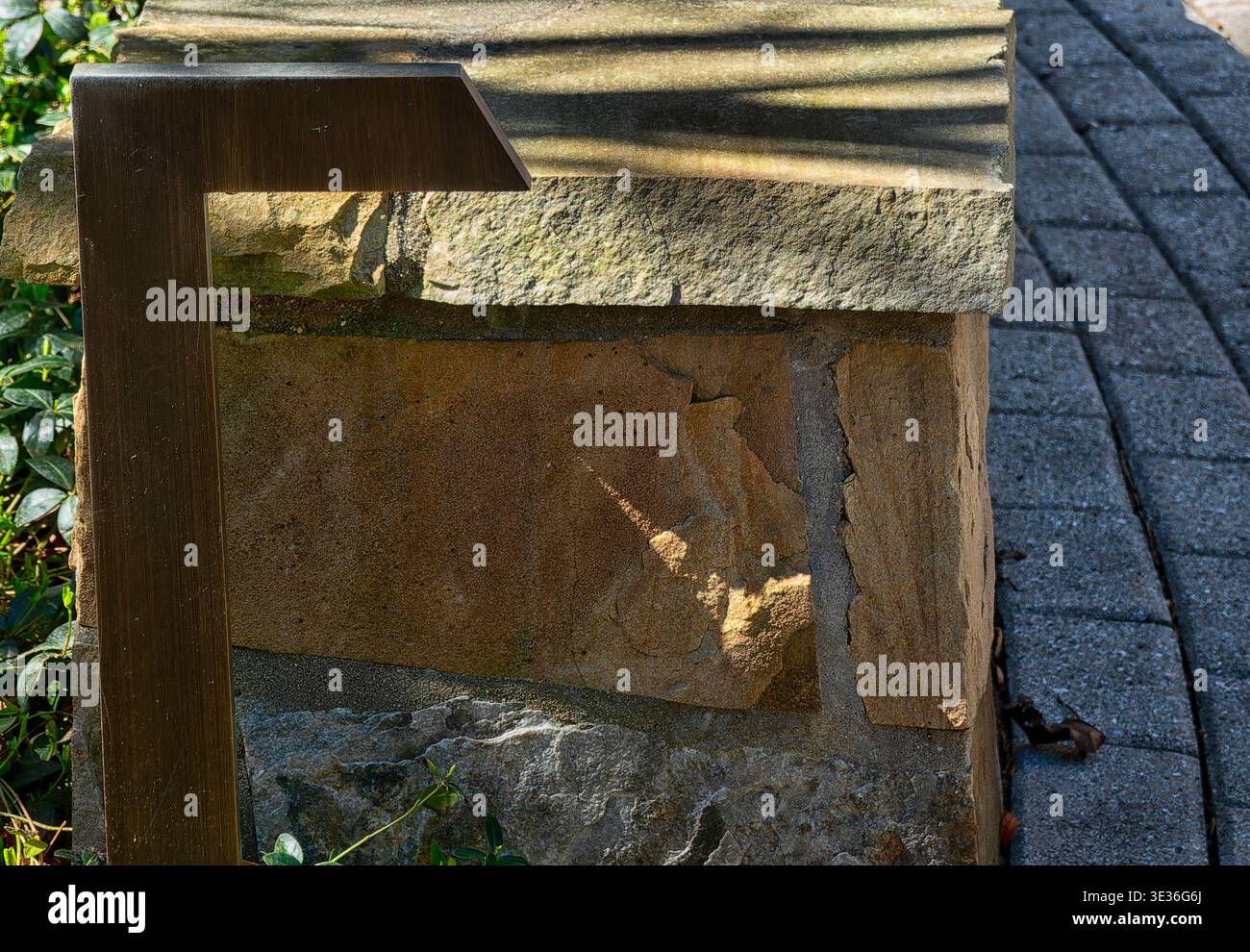 Un mur de pierre bas le long d'une passerelle Banque D'Images