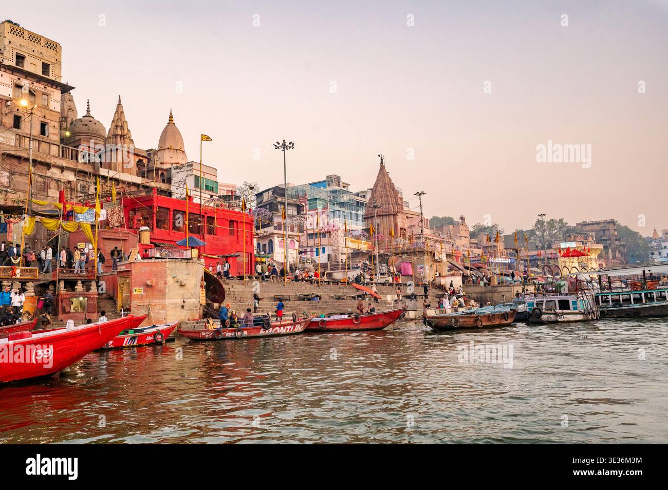 Meer Ghat, Varanasi, Uttar Pradesh, Inde également connu sous le nom de Mir Ghat ou Mira Ghat, il est le numéro 46 dans la liste standard des 84 ghats. Il comporte un notable Banque D'Images