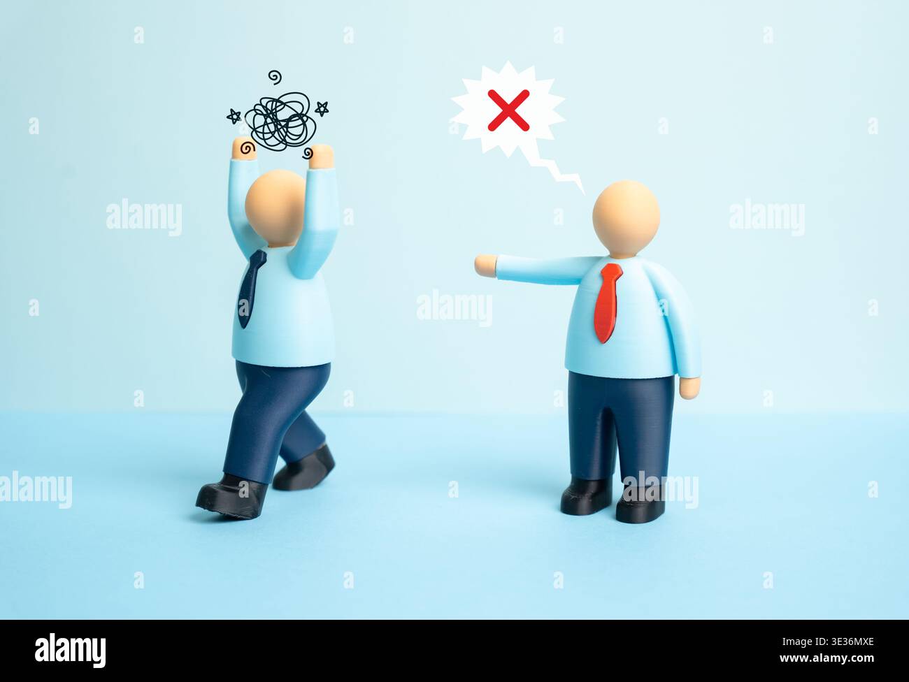 Conflit entre un employé de bureau et la direction. Licenciement des employés et confrontation émotionnelle sur le lieu de travail. Négociations stressantes et casse Banque D'Images