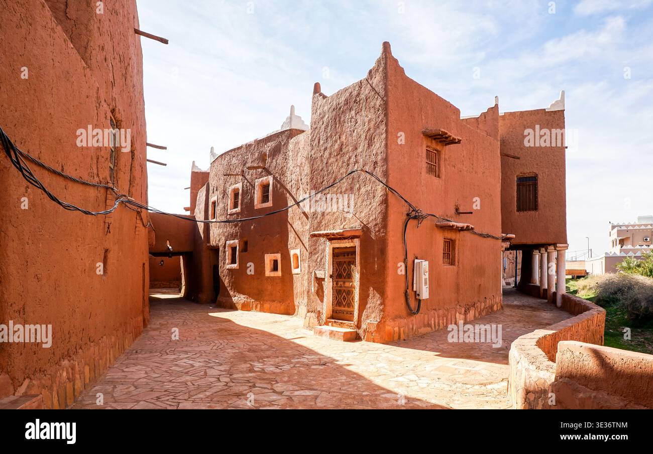 Vieilles maisons en briques de boue dans le village du patrimoine Ushaiqer / Ushaiqir en Arabie Saoudite Banque D'Images