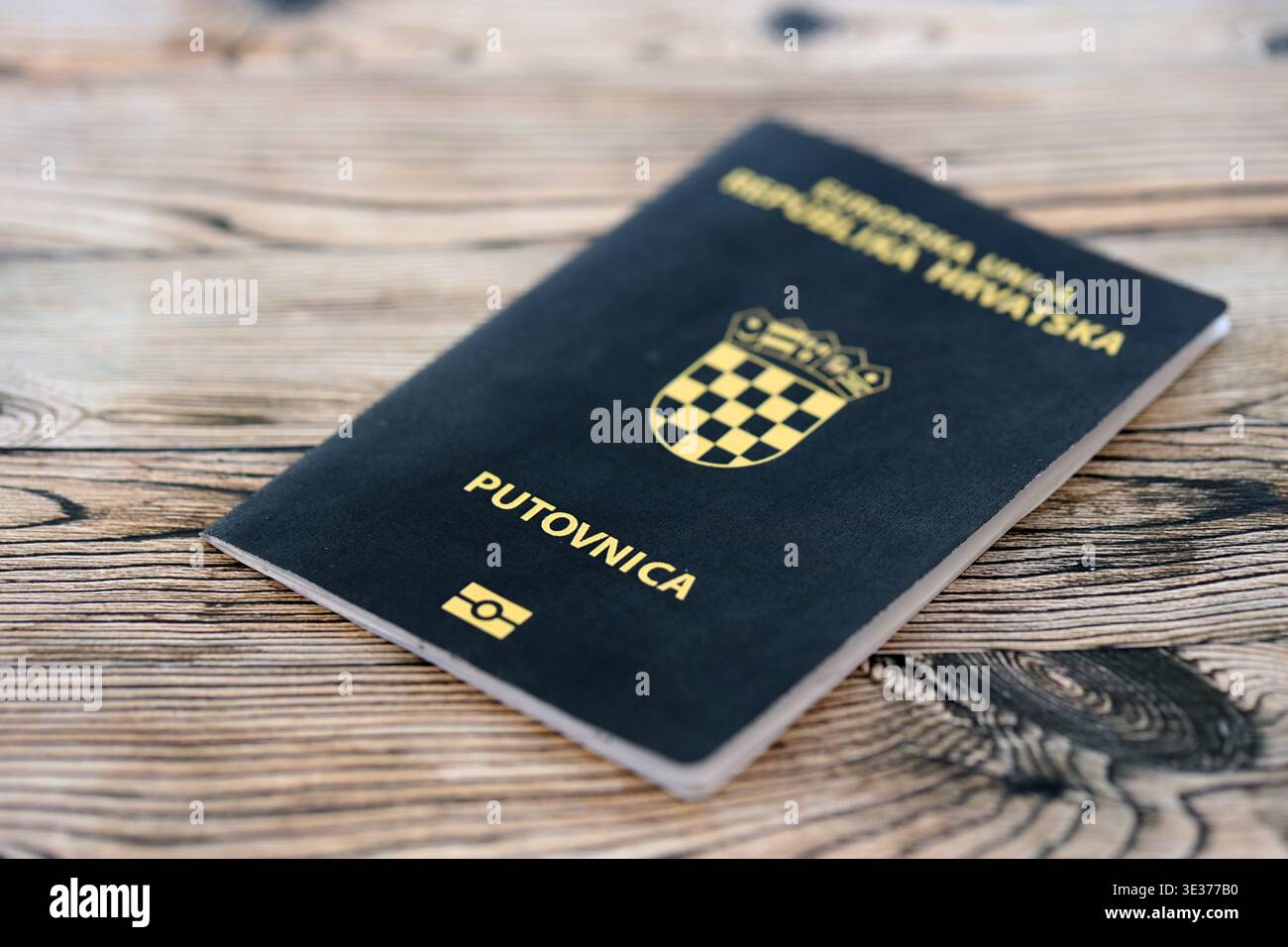 Passeport croate sur la table de près. Carnet officiel de documents d'identité pour les citoyens de Croatie. Concept de voyage et de tourisme en Croatie Banque D'Images