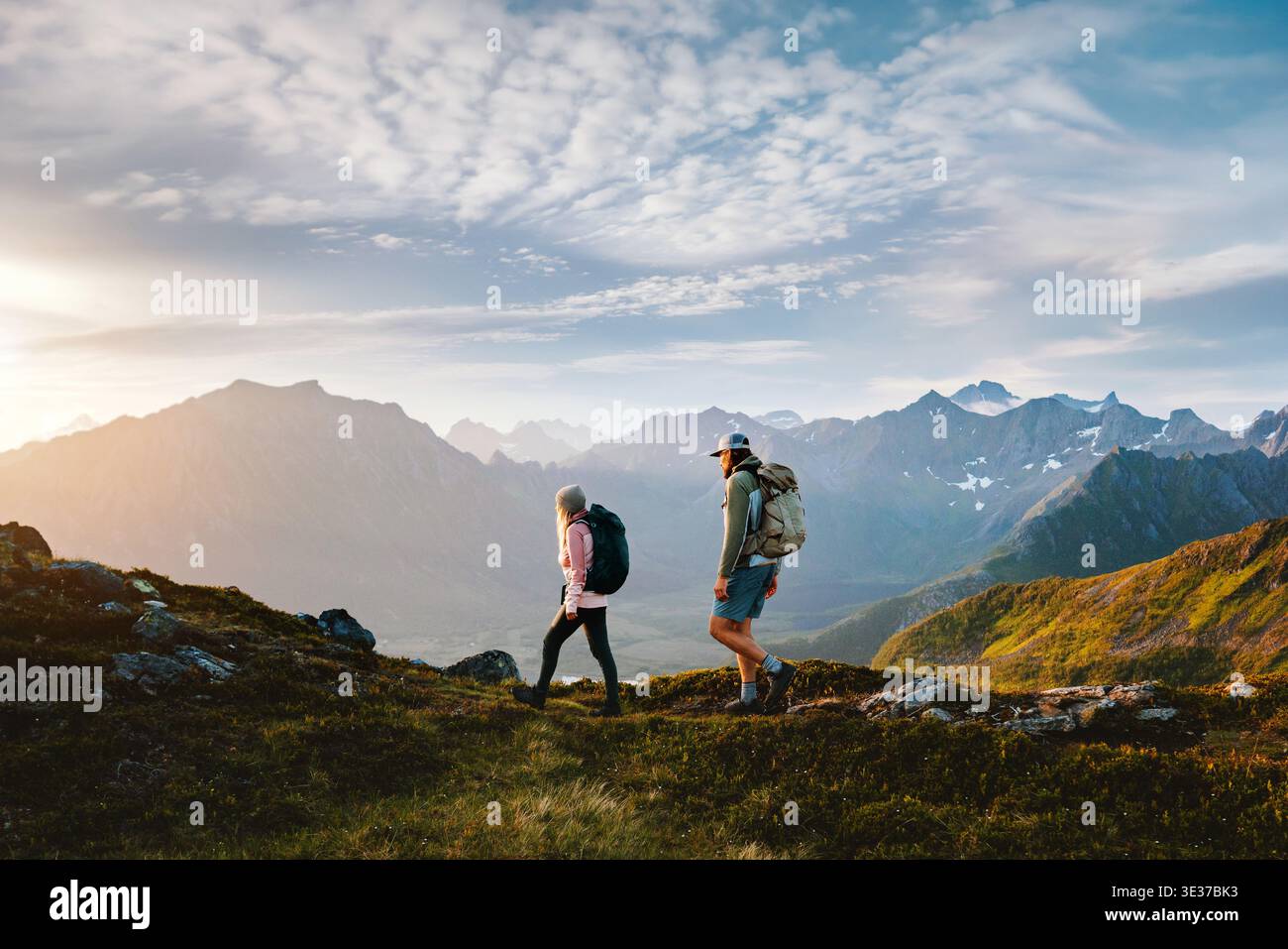 Couple amis randonnée en Norvège homme et femme voyage ensemble explorer les sentiers de montagne, vacances d'été actives style de vie sain famille trekking outdo Banque D'Images