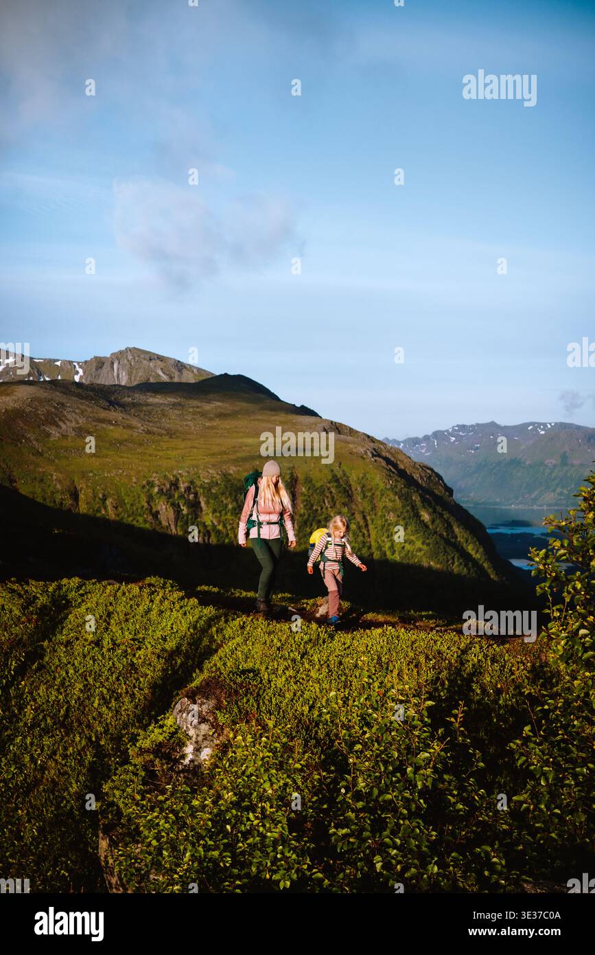 Mère randonnée avec enfant activité de voyage en famille vacances d'été en Norvège - parents et enfants explorent les sentiers de montagne dans les îles Lofoten Healthy Lifeesty Banque D'Images