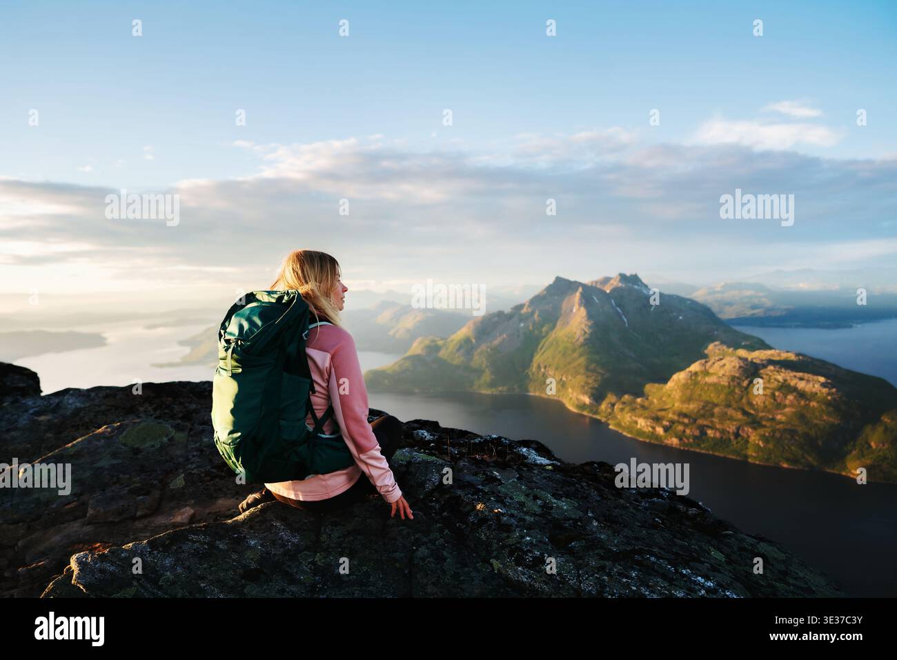 Femme voyage en solo en Norvège Backpacker Girl randonnant les montagnes sur la retraite de vacances d'été, touriste appréciant la vue aérienne sur la mer du sommet de l'aventure active Banque D'Images