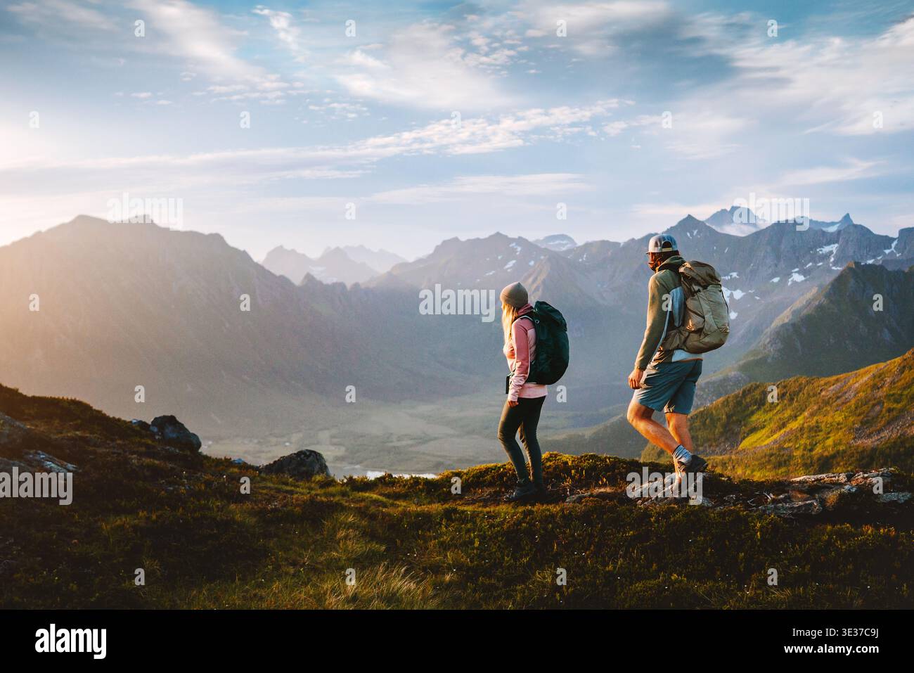 Couple randonnée en Norvège homme et femme voyagent ensemble dans les îles Lofoten, amis en vacances d'été actives style de vie sain famille trekking en plein air Banque D'Images