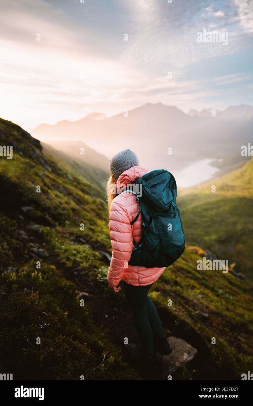 Femme voyage en solo escalade des montagnes en Norvège vacances extrêmes d'été dans les îles Lofoten, randonnée aventure voyageur de style de vie en plein air fille monttaine Banque D'Images