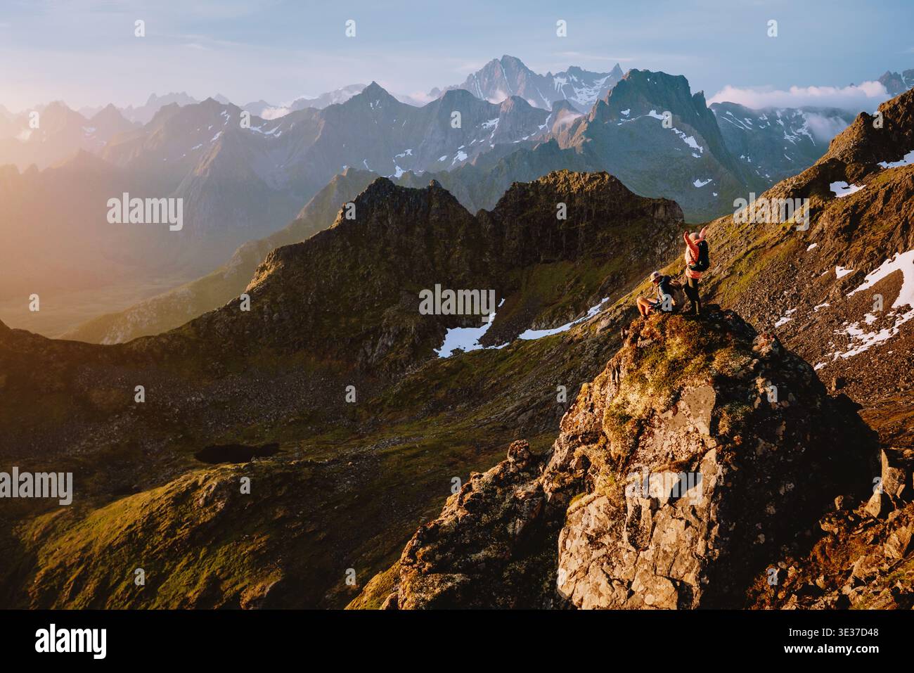 Couple amis randonnée en Norvège homme et femme voyagent ensemble profitant de la vue sur les montagnes, des vacances d'été actives style de vie sain famille trekking outdo Banque D'Images
