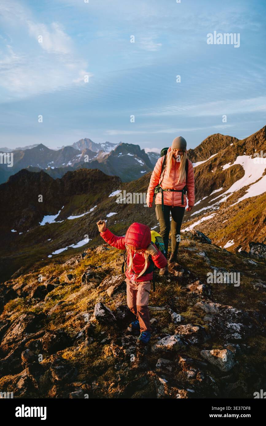 Randonnée en famille en Norvège vacances de voyage mère et enfant - parents et enfants trekking dans les îles Lofoten, visite estivale les gens explorent les sentiers de montagne tog Banque D'Images