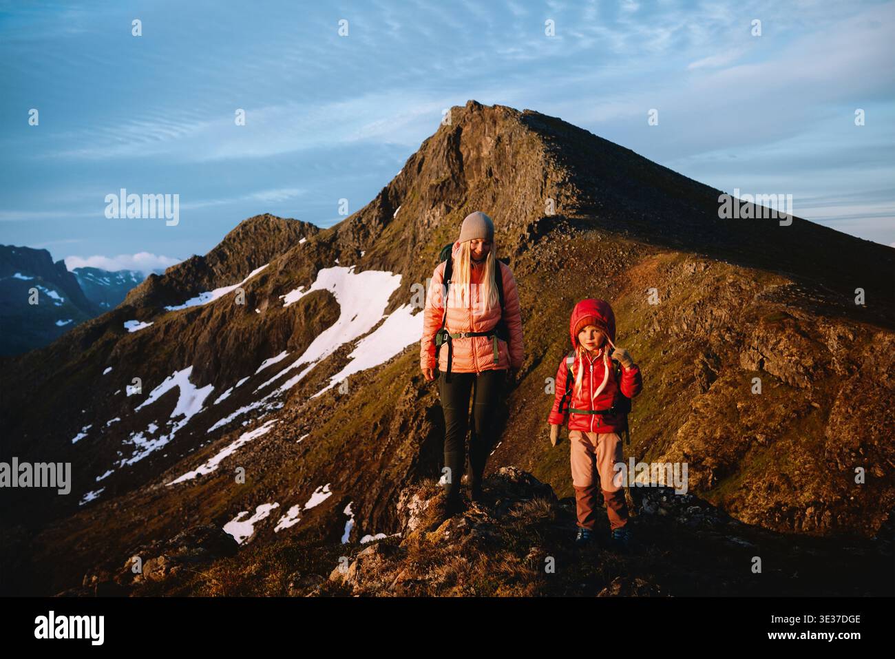 Mère et enfant randonnée montagnes vacances de voyage en famille en Norvège - parent et enfant fille explorer les sentiers des îles Lofoten, vacances d'été personnes cl Banque D'Images