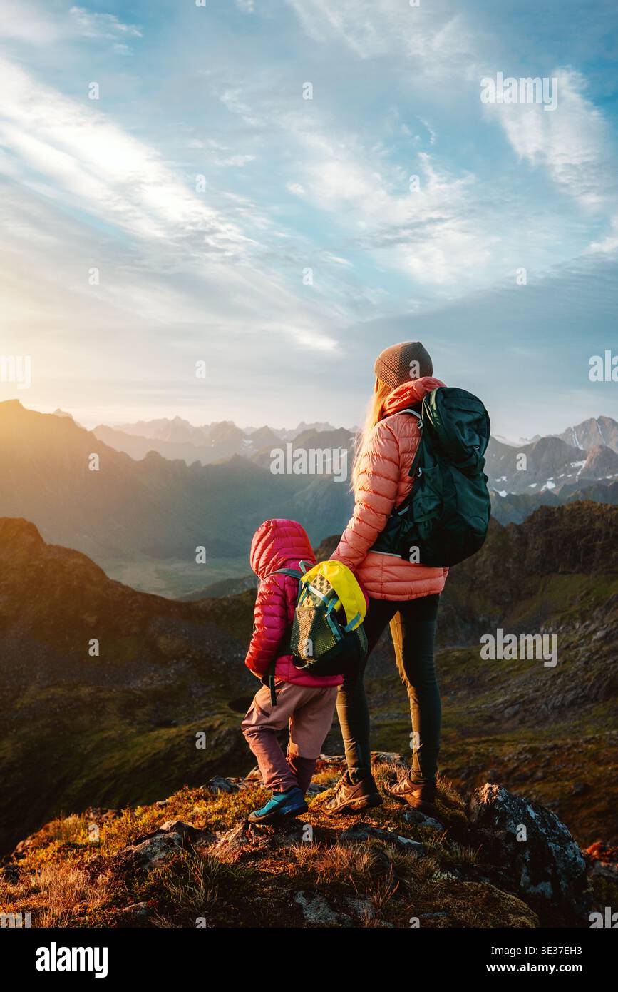 Visite en famille en Norvège mère randonnée avec enfant voyage vacances d'été - parent et fille grimpant les montagnes en profitant de vues dans les îles Lofoten trek Banque D'Images