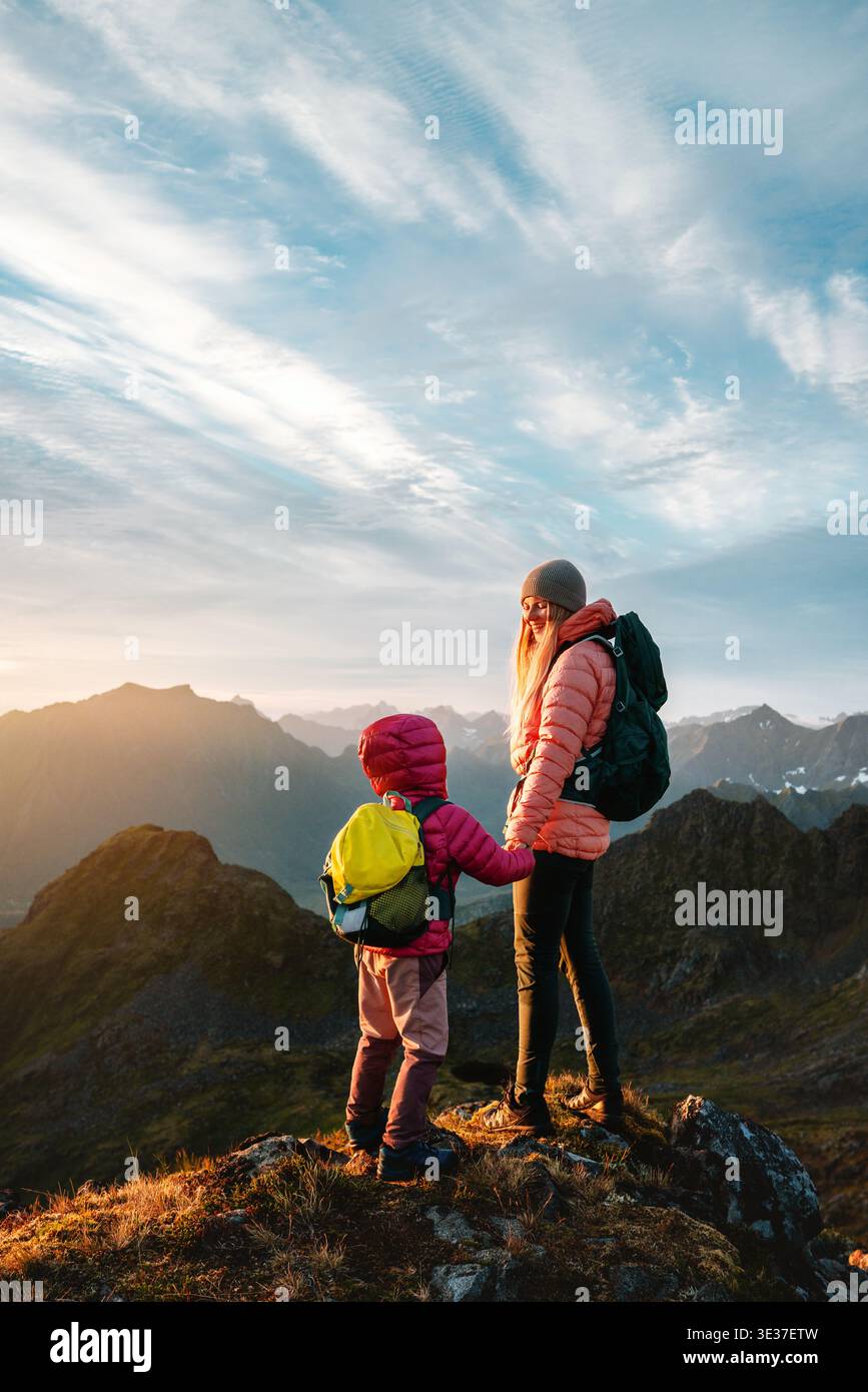 Mère randonnée avec enfant vacances de voyage en famille en Norvège - parents et enfants explorant les montagnes dans les îles Lofoten tour d'été trekking ensemble campi Banque D'Images