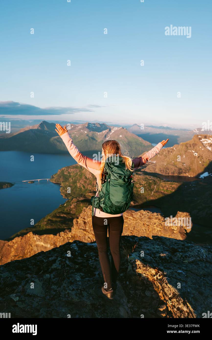 Femme touriste voyage en solo en Norvège fille active randonnée dans les montagnes heureux mains levées profitant de la vue aérienne, vacances d'été dans l'aventure sauvage GE Banque D'Images