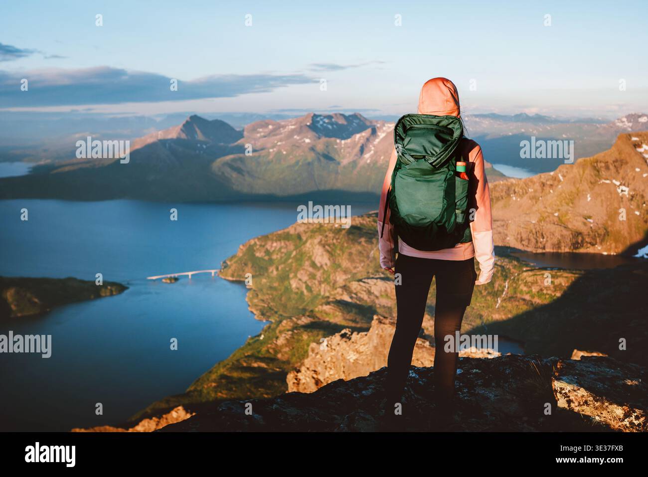 Femme randonneur voyage solo escalade des montagnes en Norvège vacances d'été actif tour en plein air, randonnée aventure mode de vie sain passe-temps voyageur fille Wit Banque D'Images