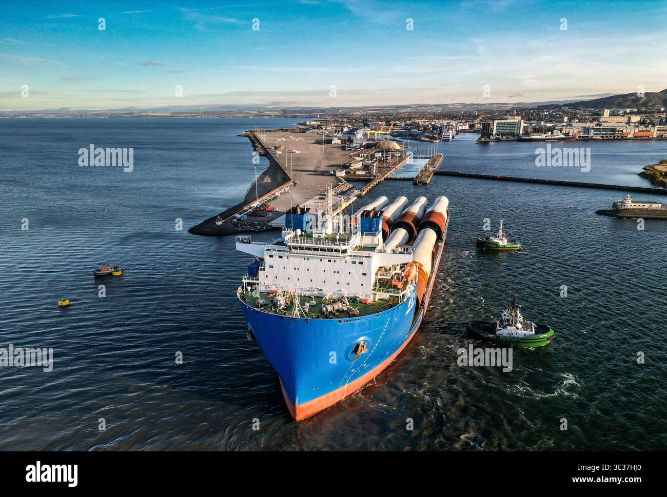 Monopiles, pièces de transition et jackets pour la construction de parcs éoliens offshore Banque D'Images