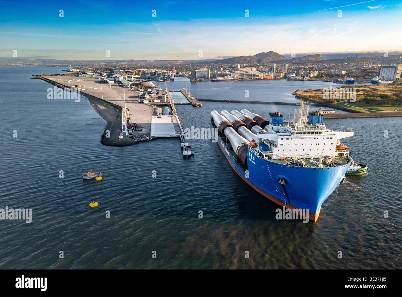 Monopiles, pièces de transition et jackets pour la construction de parcs éoliens offshore Banque D'Images