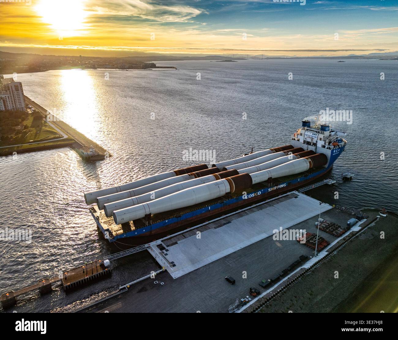 Monopiles, pièces de transition et jackets pour la construction de parcs éoliens offshore Banque D'Images