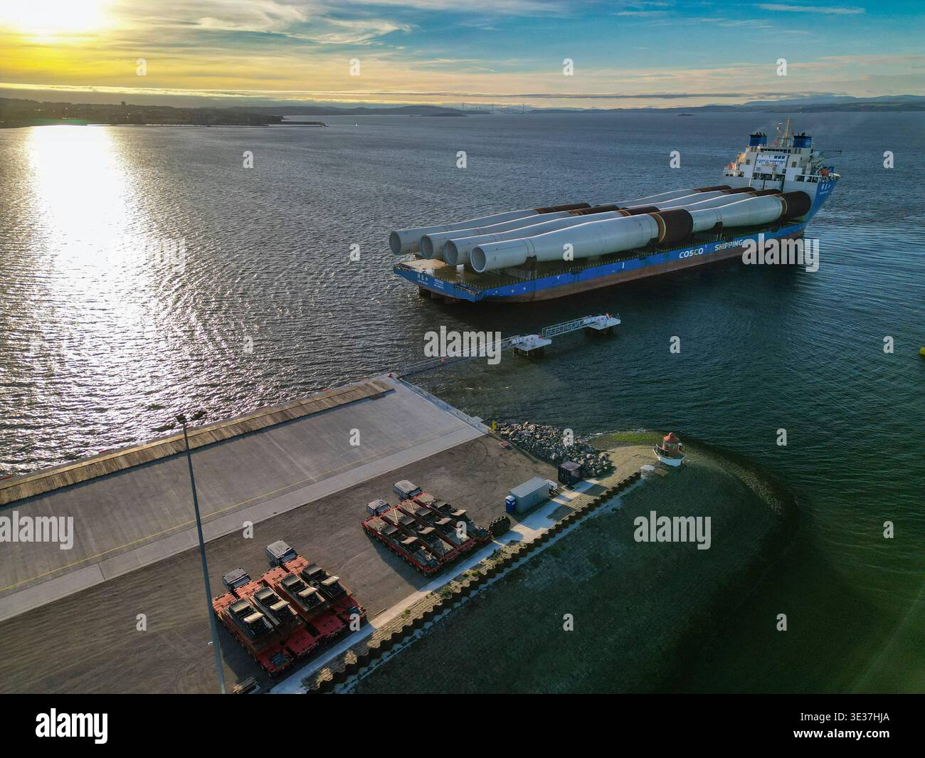 Monopiles, pièces de transition et jackets pour la construction de parcs éoliens offshore Banque D'Images